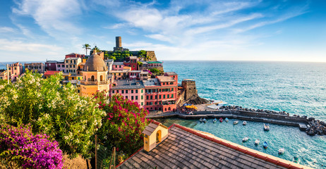 Papier peint photo Ligurie Matin printanier à Vernazza en Ligurie  © Andrew Mayovskyy