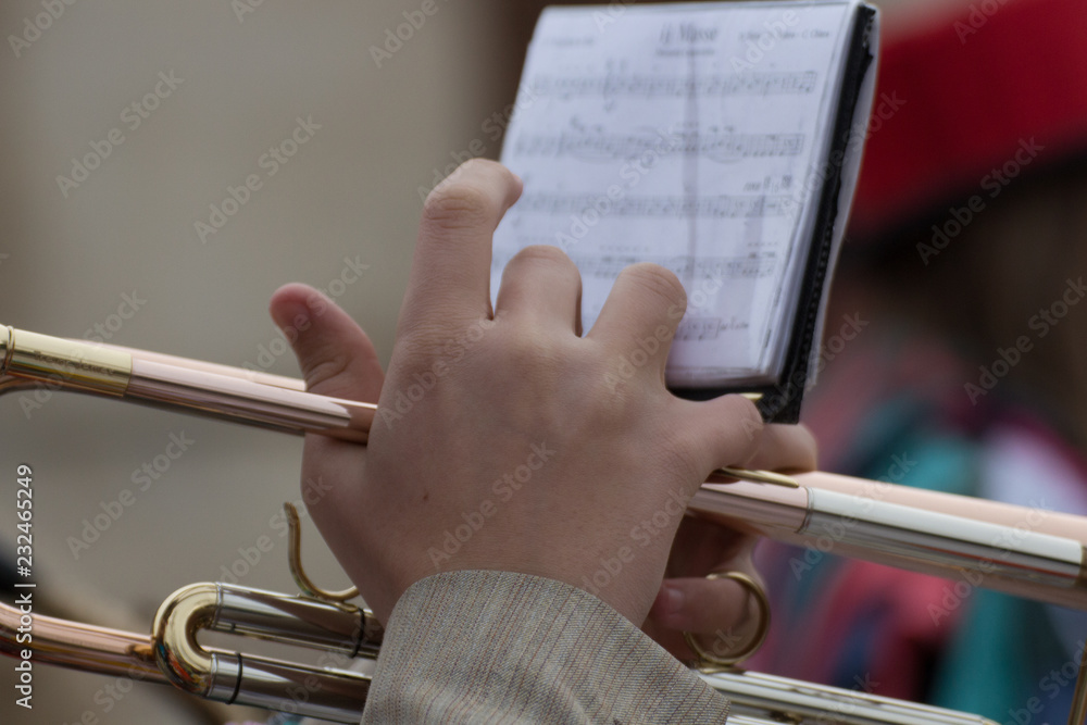Obraz premium Detail of hand playing music on a trumpet
