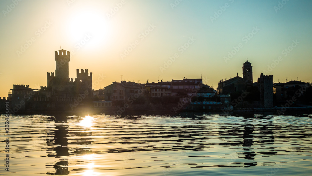 Naklejka premium castello scaligero - sirmione