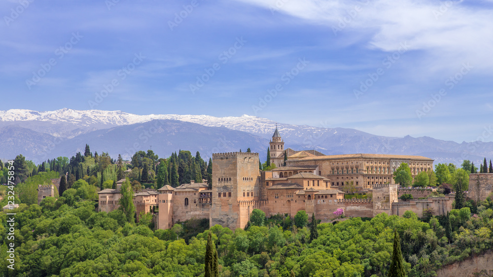Panorama von Alhambra in Grenada Andalusien mit Schnee Bergern