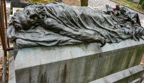 Cimetière du Père-Lachaise / Gisant de Blanqui par Dalou photo