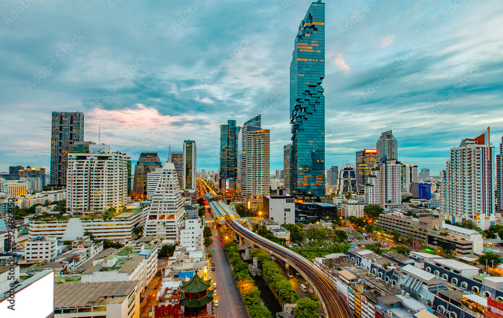 Obraz premium Cityscape view Twilight Sunset Through Town of Bangkok city It is a modern capital. Bangkok Thailand