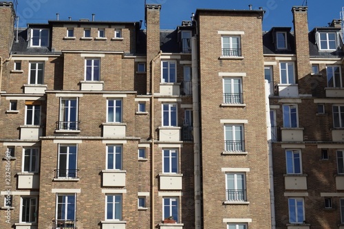 Façade immeuble brique Paris