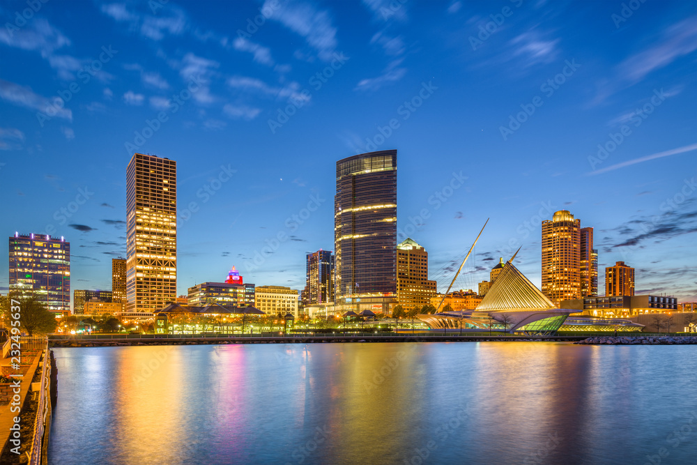 Milwaukee, Wisconsin, USA downtown city skyline on Lake Michigan Stock ...