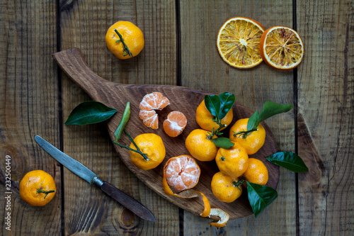 Tangerines (citrus fruits) with leaves.