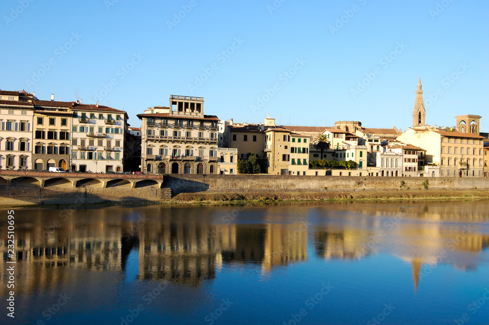 Florencia, reflejos en el río Arno