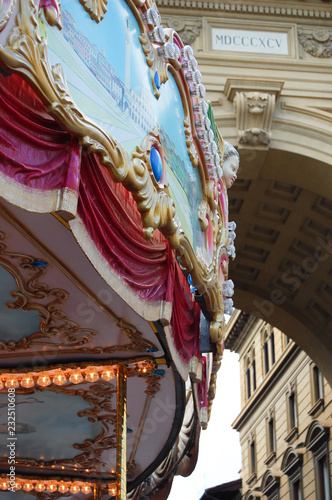Detalle de carrusel con arco detrás en Florencia photo