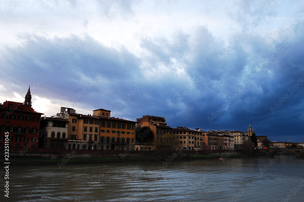 Nubes de tormenta sobre el río Arno en Florencia