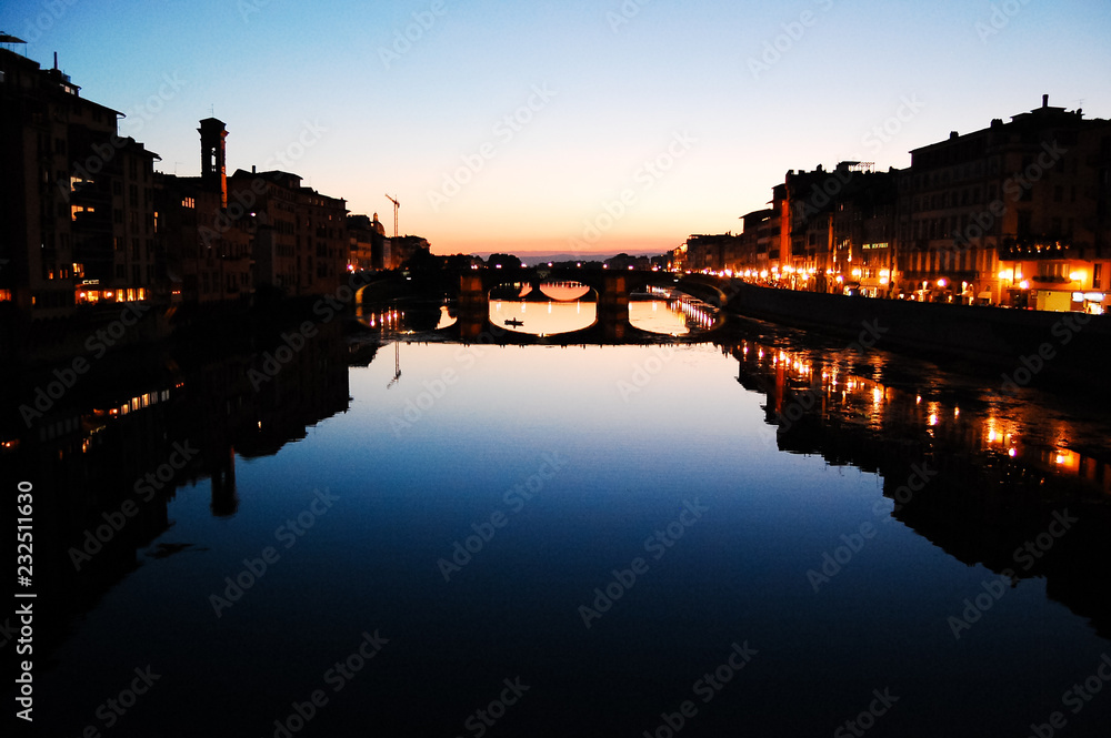 Anochecer sobre el río de Florencia