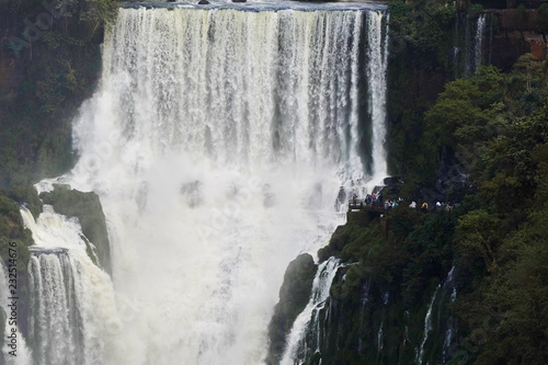 Besucherplattform seitlich am Bossetti Wasserfall an den Igua  u Wasserf  llen
