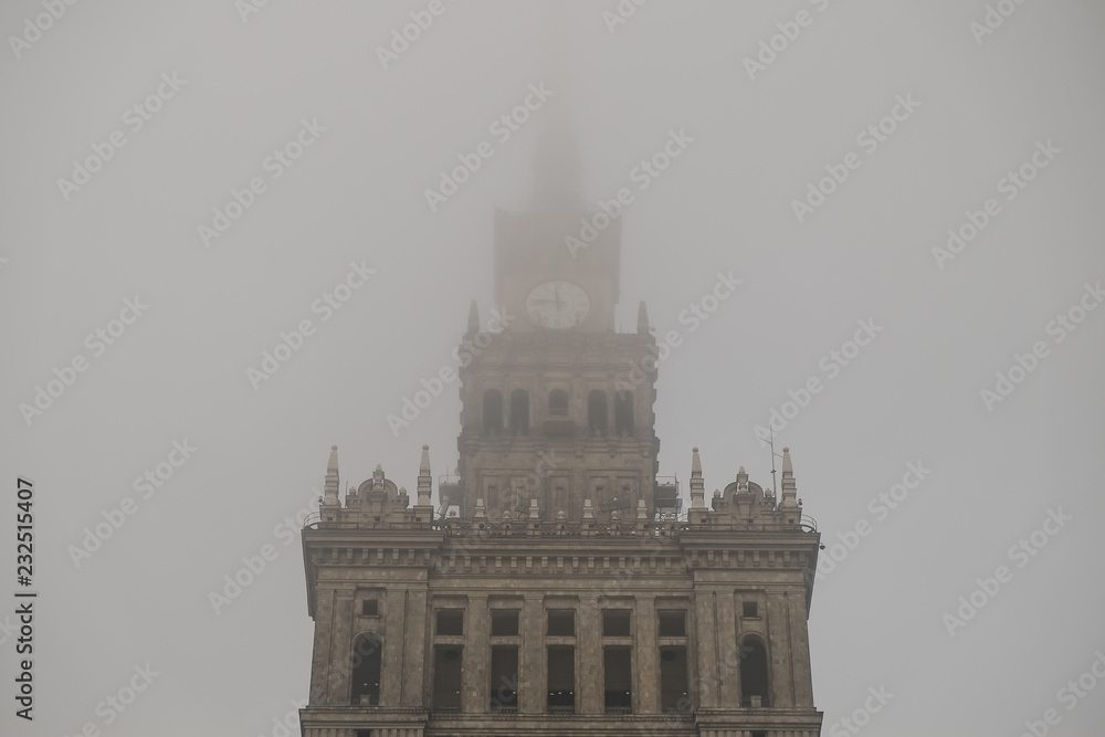 Smog nad Pałacem Kultury i Nauki w Warszawie