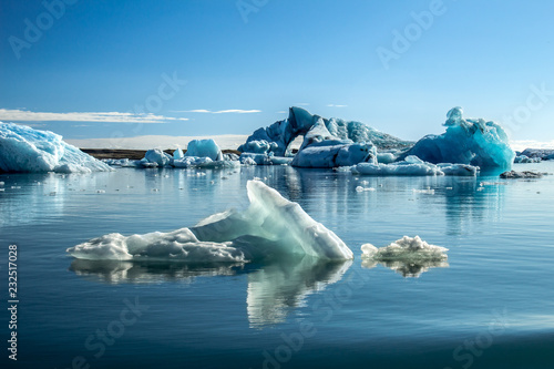 Canvas Print Beautiful blue coloured icebergs in the Jökulsárlón Glacier Lake, Iceland