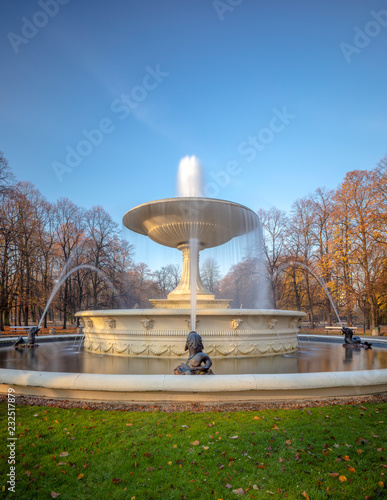 Fontanna w parku Saskim w Warszawie, Jesień #232517879