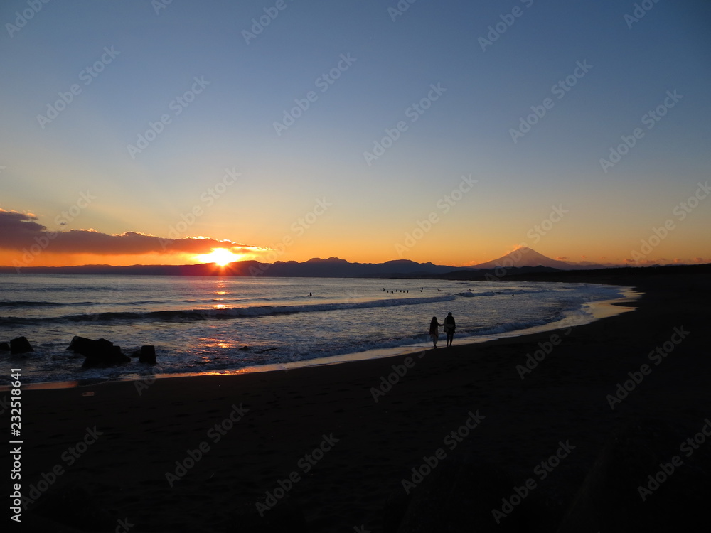 湘南の海と夕陽と時々富士山を見ながら二人で散歩