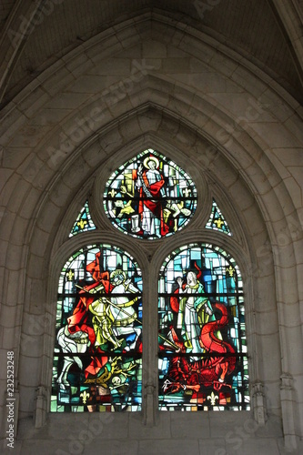 Vitrail dans l'église Saint-Nicolas de Beaumont-le-Roger : saint Georges et le dragon (par Max Ingrand) - 2