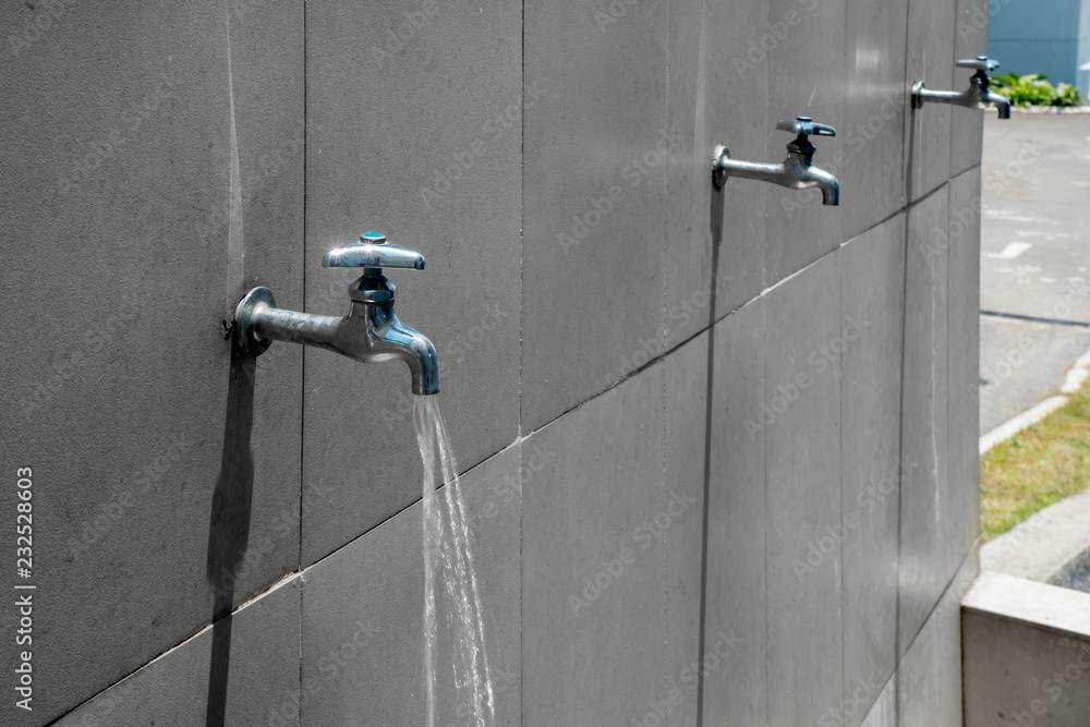 Faucet and water flow on the wall