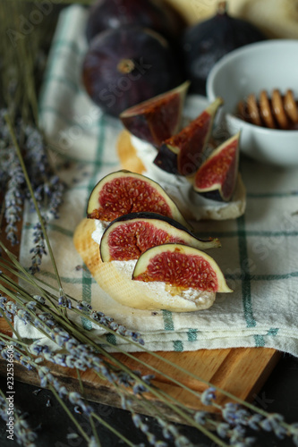  Bruschetta with figs, cheese and honey