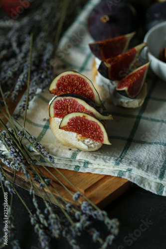  Bruschetta with figs, cheese and honey