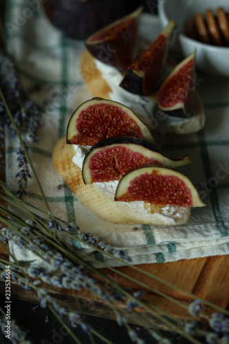  Bruschetta with figs, cheese and honey