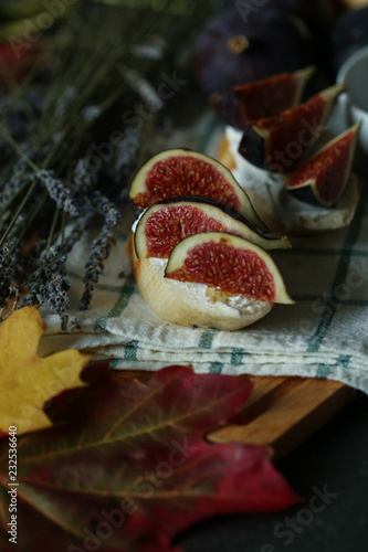  Bruschetta with figs, cheese and honey
