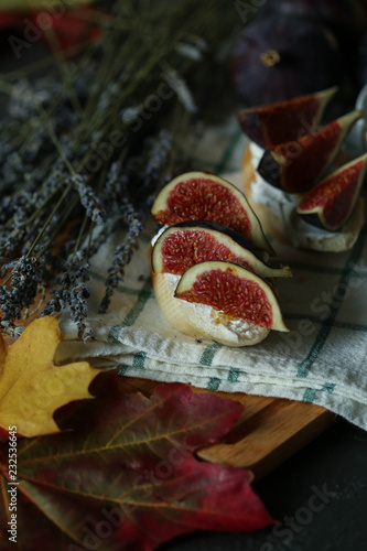  Bruschetta with figs, cheese and honey
