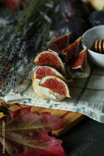  Bruschetta with figs, cheese and honey