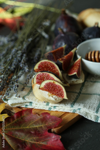  Bruschetta with figs, cheese and honey