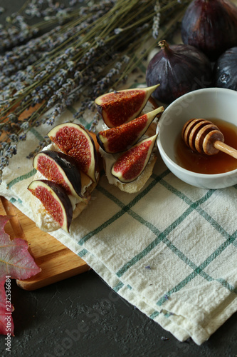  Bruschetta with figs, cheese and honey