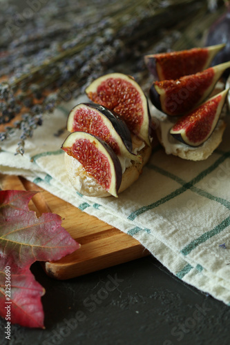  Bruschetta with figs, cheese and honey