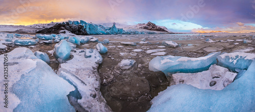 Famous Fjallsarlon glacier ...