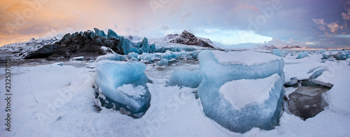 Famous Fjallsarlon glacier ...