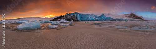 Famous Fjallsarlon glacier ...