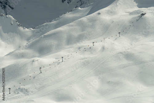 Blick auf einen Skilift von der Zugspitze aus