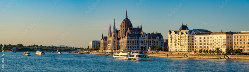 Obraz premium HUNGARY, BUDAPEST. The view across the river Danube to the mighty parliament building in the warm light of a late afternoon is outstanding