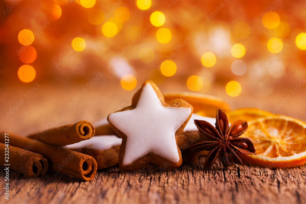 Duftende Plätzchen und Gewürze zu Weihnachten Duftende Plätzchen und Gewürze zu Weihnachten