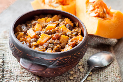 Spicy curry with green lentils, pumpkin and raisins