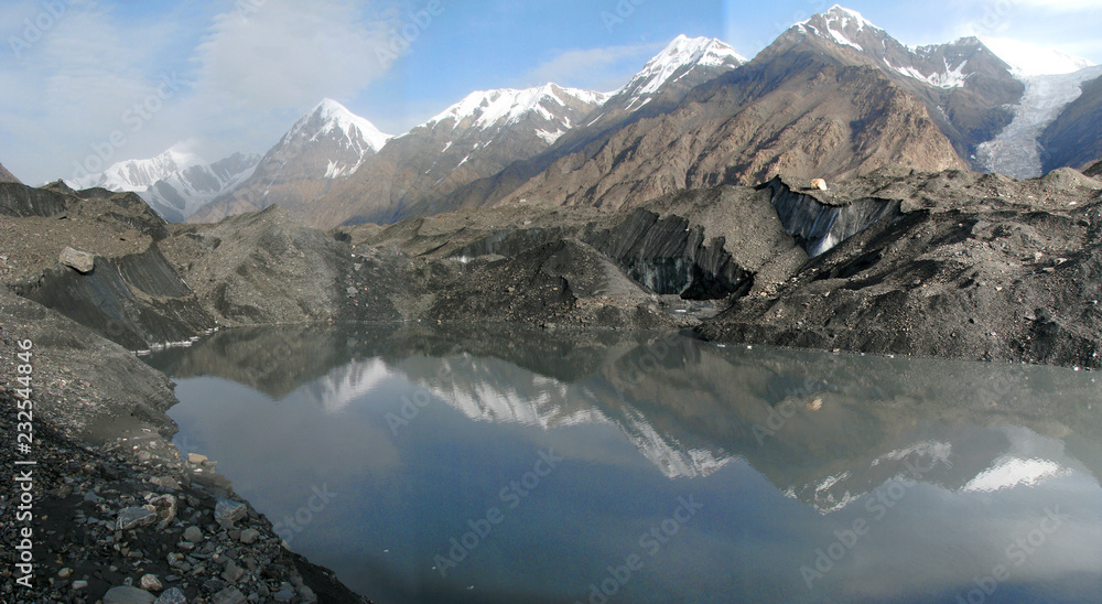 Obraz premium lake in the mountains