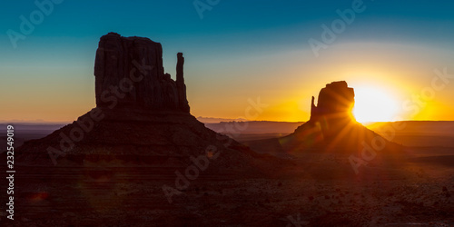 Monument Valley att sunrise, Navho Tribal Park Utah/Arizona border