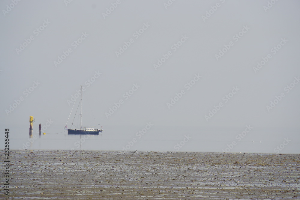 Boot in der Nordsee bei Ebbe