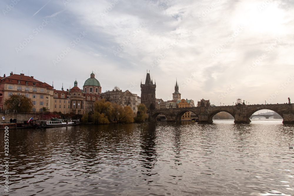 Fototapeta premium Karlsbrücke in Prag auf Moldau Fluss. Altstad.