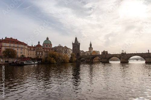 Karlsbrücke in Prag auf Moldau Fluss. Altstad.