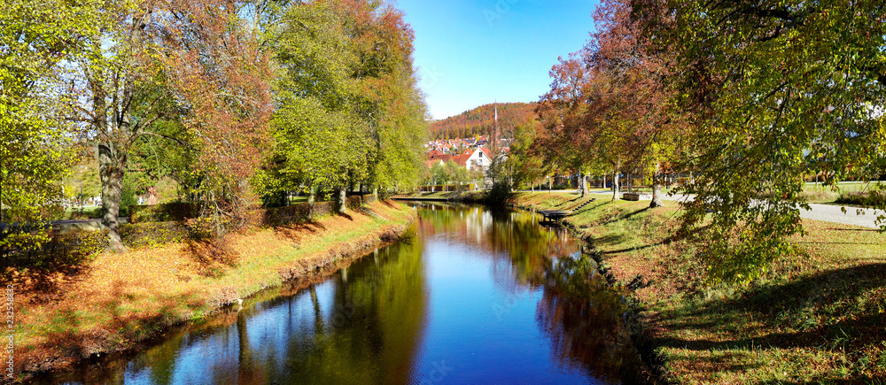 Wunderschöne herbstliche Flusslandschaft in Nagold, Schwarzwald Wunderschöne herbstliche Flusslandschaft in Nagold, Schwarzwald