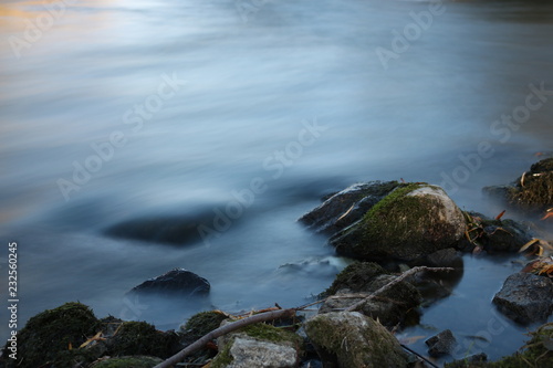 Strömung im Fluss © SelingerDesign