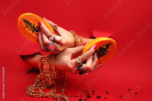 Kolorowy manicure. Kobieta trzyma w dłoniach kolorowe soczyste owoce