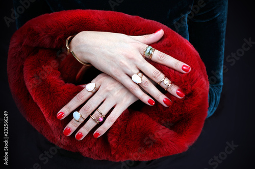 Czerwone manicure. Kobiece dłonie w czerwonym manicure i eleganckim futrze. photo