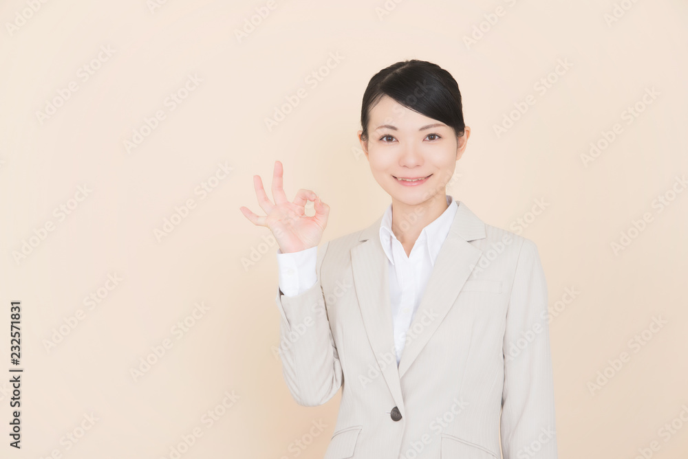 スーツを着た女性 スーツを着た女性