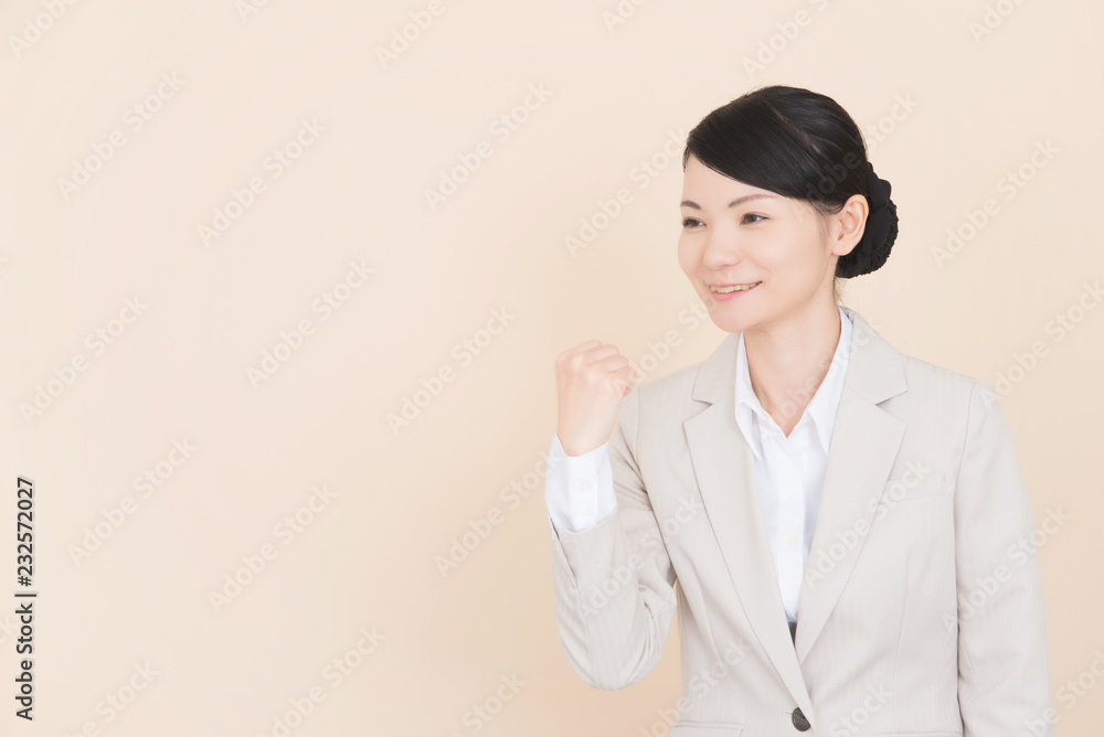 スーツを着た女性 スーツを着た女性