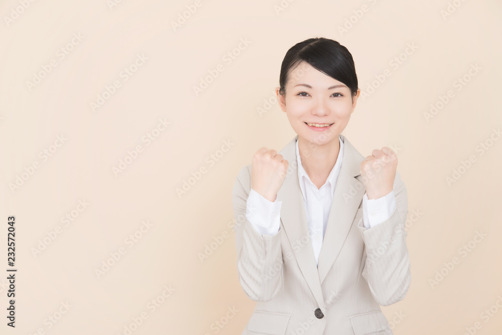 スーツを着た女性 スーツを着た女性