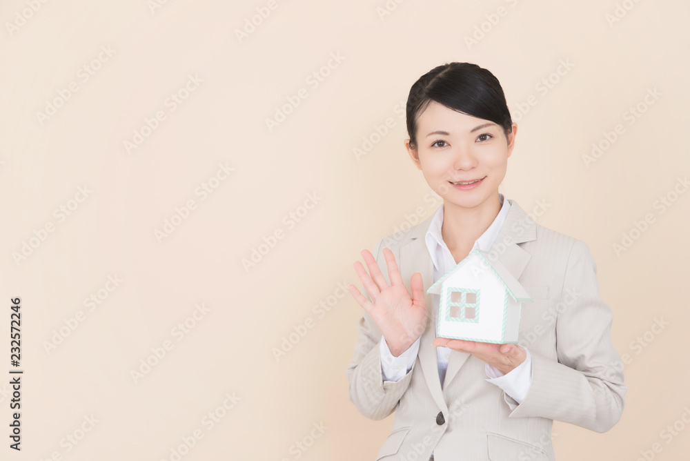 スーツを着た女性 スーツを着た女性