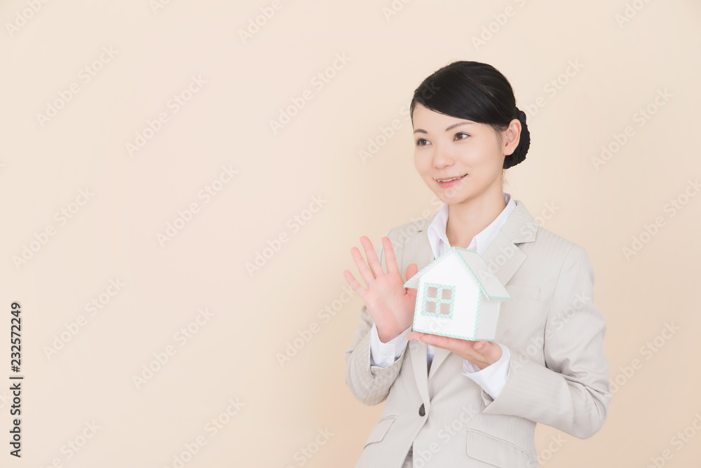 スーツを着た女性 スーツを着た女性